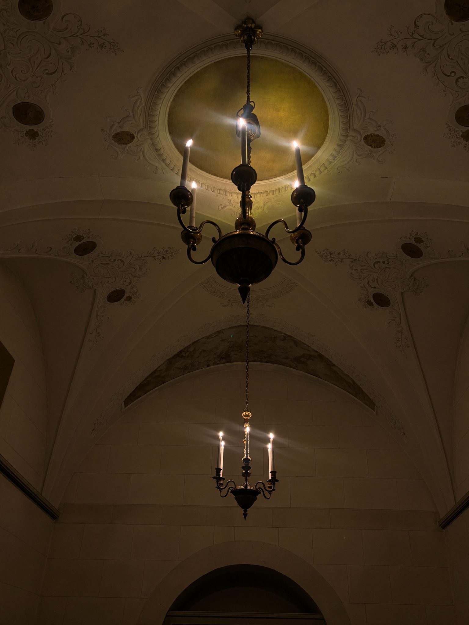 Sala boltită de la parter a Hanului Vornicesei, luminată de lumânări